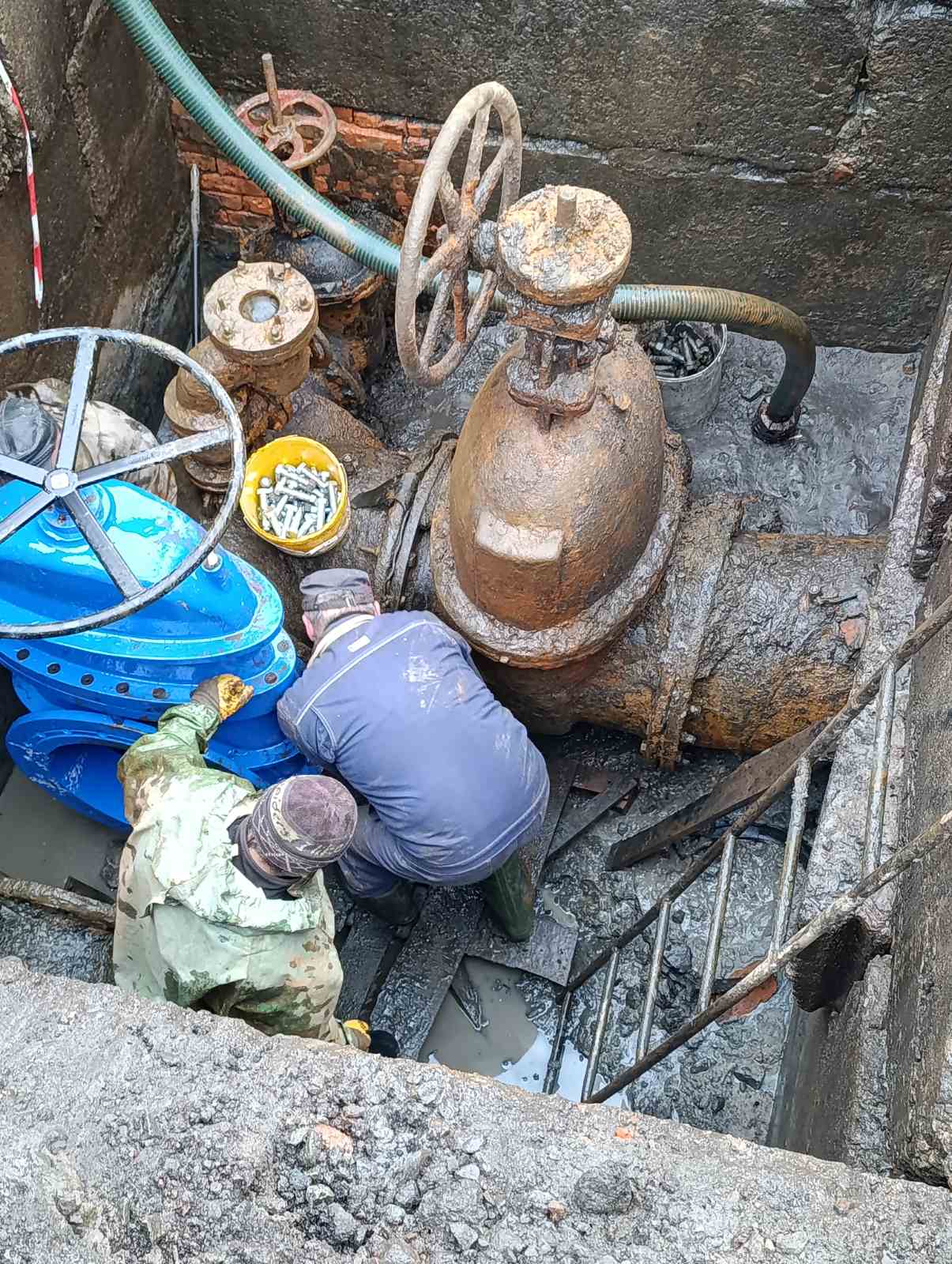 Фахівці Житомирводоканалу замінили запірну арматуру у двох водопровідних камерах у мікрорайоні Польова