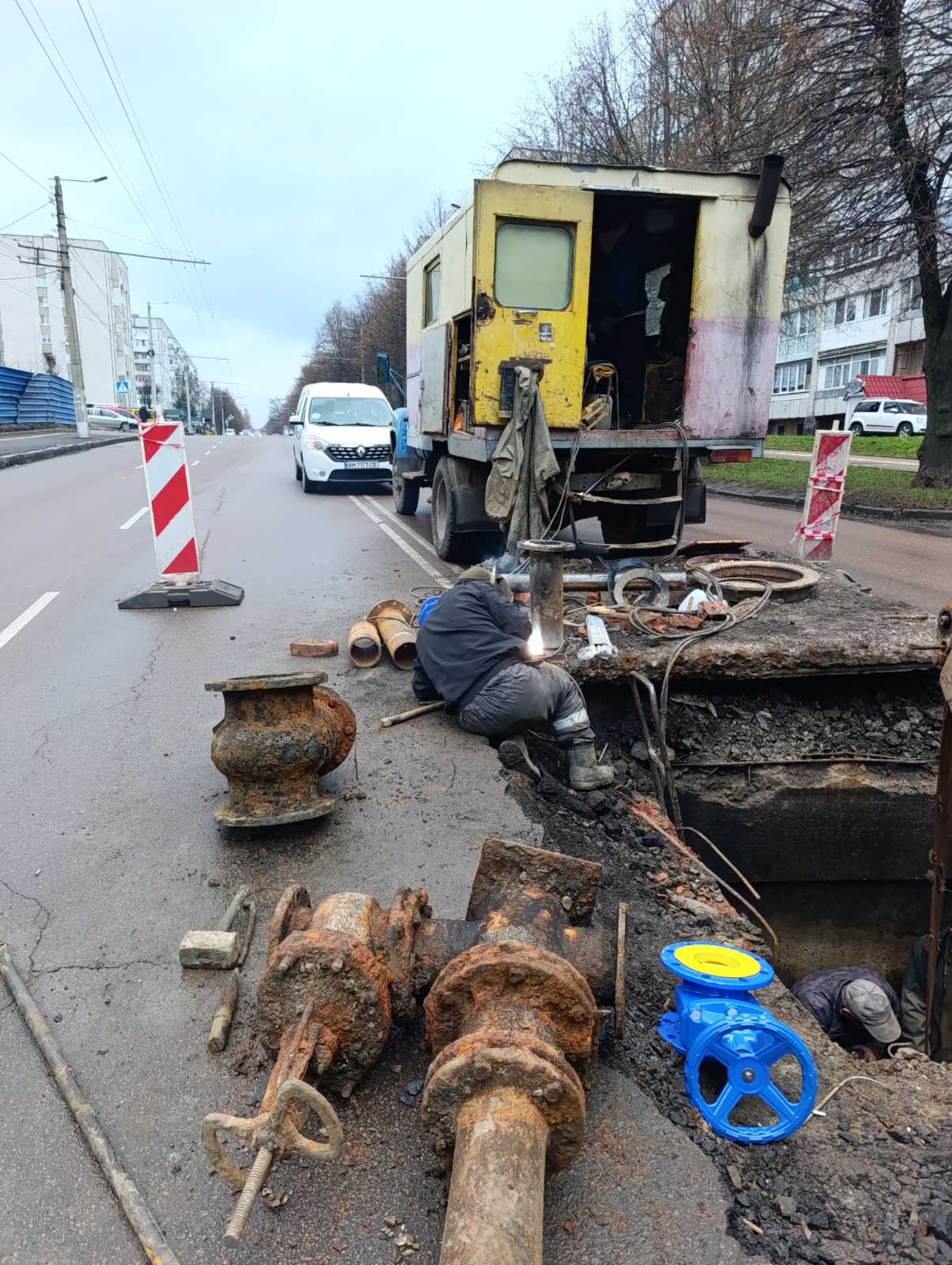 Фахівці Житомирводоканалу замінили запірну арматуру у двох водопровідних камерах у мікрорайоні Польова